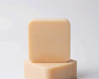 Jabón natural de leche de cabra con glutatión, colágeno, cúrcuma y regaliz.