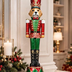 Könnte beinhalten: Eine dekorative Nussknacker-Figur mit dem Kopf eines Beagle-Hundes. Die Figur trägt eine rot-grüne Uniform im Militärstil mit goldenen Akzenten, einen roten Hut mit goldenen Verzierungen, eine rote Fliege und schwarze Stiefel auf einem runden Sockel.