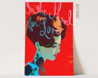 Op de afbeelding: Kunstafdruk met het profiel van een vrouw tegen een felrode achtergrond. Het kunstwerk bevat de tekst "In the Mood for Love" in cursief schrift. De vrouw heeft donker haar en een turquoise en blauw bloemmotief op haar schouder.