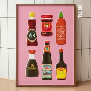 Op de afbeelding: Een ingelijst afdruk van zes verschillende flessen Aziatische sauzen en kruiden. De flessen zijn in een rij op een roze achtergrond gerangschikt. De flessen bevatten sojasaus, sesamolie, chilisaus en hete saus. De flessen zijn allemaal gelabeld met hun namen en ingrediënten.