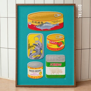 Può includere: Una stampa incorniciata di sei diverse lattine con etichette e illustrazioni colorate. Le lattine sono disposte in una griglia su uno sfondo blu-verde. Le etichette includono testo in giapponese e inglese. Il testo sulle etichette include "豆豉鯪魚", "FORTHOS", "五香肉丁", "火腿豬肉", "BAKED BEANS", e "みやぷり".