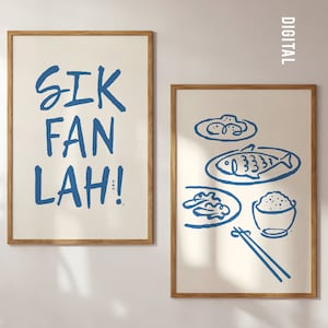 Puede incluir: Dos impresiones enmarcadas, una con el texto "SIK FAN LAH!" en letras azules sobre fondo blanco, y la otra con una ilustración azul de un pez, arroz y otros alimentos sobre fondo blanco.