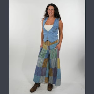 Może przedstawiać: Biały ceramiczny kubek z czarnym uchwytem i napisem "But First, Coffee" pogrubioną czcionką. Kubek jest ustawiony na rozmytym tle. Kubek ma około 10 cm wysokości.