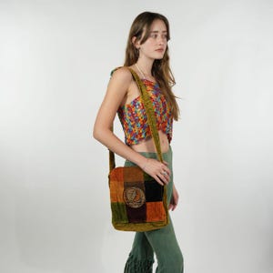 Bolso de hombro cuadrado con solapa de pana y patchwork con efecto desgastado y bordado tonal "Grateful Dead Steal Your Face".
