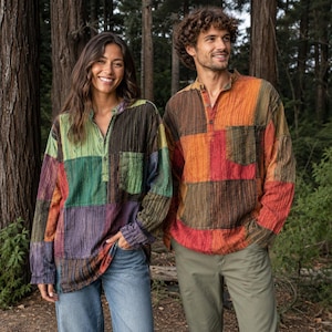 Può includere: Due camicie a maniche lunghe con un design patchwork caratterizzato da vari pannelli rettangolari nei toni dell'arancione, rosso, verde, viola e marrone. Ogni camicia presenta un'abbottonatura sullo scollo, un taschino e un tessuto testurizzato.