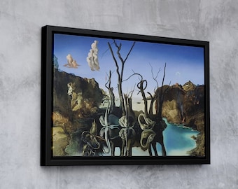 Könnte beinhalten: Ein surrealistisches Gemälde, das eine Landschaft mit blauem Himmel, Wolken und einem See darstellt. Fünf Elefanten mit langen, dünnen Beinen und Rüsseln stehen im Wasser. Die Elefanten sind mit weißen, federartigen Federn geschmückt. Das Gemälde ist in Schwarz gerahmt.