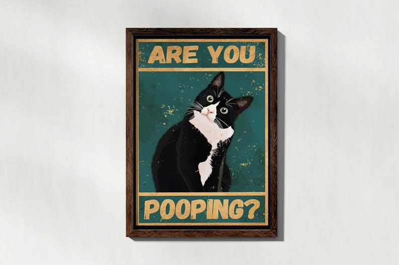 Puede incluir: Un p&oacute;ster de estilo vintage con un gato blanco y negro con el texto "Are you pooping?" en amarillo.
