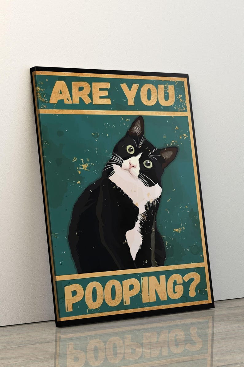 Puede incluir: Un p&oacute;ster de estilo vintage con un gato blanco y negro mirando por encima del hombro. El p&oacute;ster tiene un fondo verde con el texto "Are you pooping?" en letras doradas.