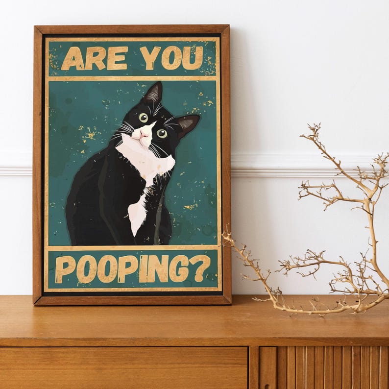 Puede incluir: Un p&oacute;ster de estilo vintage con un gato blanco y negro con el texto "Are you pooping?" en un esquema de color verde y amarillo.