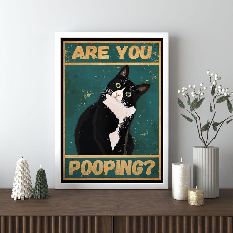 Puede incluir: Un p&oacute;ster de estilo vintage con un gato blanco y negro con el texto "Are you pooping?" en un recuadro amarillo.