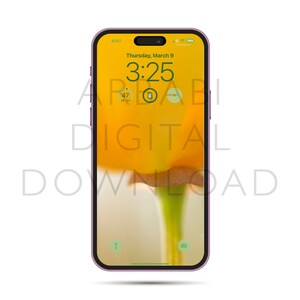 Könnte beinhalten: Ein lila iPhone mit einer gelben Blume auf dem Bildschirm. Die Uhrzeit ist 3:25 Uhr und das Datum ist Donnerstag, der 9. März. Das Telefon befindet sich auf einem weißen Hintergrund.