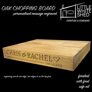Op de afbeelding: Een rechthoekige eikenhouten snijplank met gepersonaliseerde gravure. De namen "CHRIS & RACHEL", een hartsymbool en de datum "26th July 2008" zijn gegraveerd. De tekst "OAK CHOPPING BOARD" en "personalised message engraved" zijn ook zichtbaar.