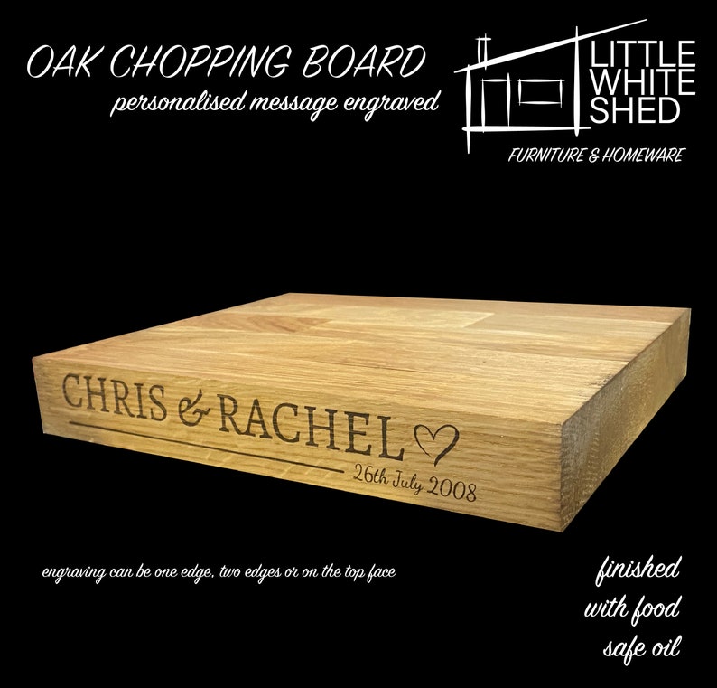 Op de afbeelding: Een rechthoekige eikenhouten snijplank met gepersonaliseerde gravure. De namen "CHRIS & RACHEL", een hartsymbool en de datum "26th July 2008" zijn gegraveerd. De tekst "OAK CHOPPING BOARD" en "personalised message engraved" zijn ook zichtbaar.