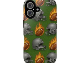 Puede incluir: Una funda de teléfono con un patrón repetido de cascos de fútbol americano y balones de fútbol en llamas sobre un fondo verde. Los cascos son grises y los balones marrones con llamas naranjas. La funda tiene un acabado brillante.