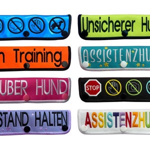 Könnte beinhalten: Eine Sammlung von Hundehalsband-Patches in verschiedenen Farben, jeweils mit gesticktem Text und Symbolen. Die Patches enthalten Sätze wie "Im Training" und "Assistenhund" sowie Verbotszeichen für Hunde, Sprechen und Berühren.