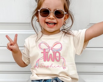 Camiseta personalizada para aniversário de 2 anos com estampa de pinceladas e laço, presente para criança de 2 anos, camiseta personalizada para festa de aniversário de dois anos.