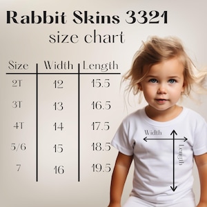 以下が含まれることがあります： 白いTシャツを着た子供と、Rabbit Skins 3321のサイズチャート。チャートには2Tから7までのサイズが表示され、幅と長さの測定値はセンチメートルです。「幅」と「長さ」の文字も表示されています。