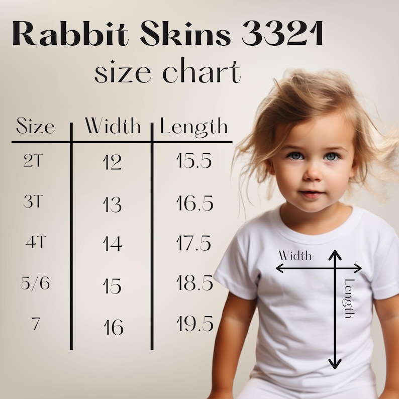 以下が含まれることがあります： 白いTシャツを着た子供と、Rabbit Skins 3321のサイズチャート。チャートには2Tから7までのサイズが表示され、幅と長さの測定値はセンチメートルです。「幅」と「長さ」の文字も表示されています。