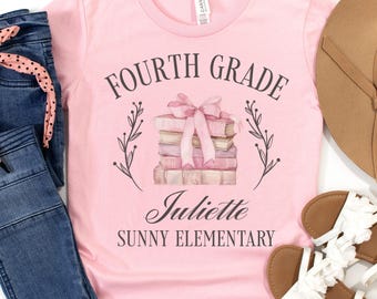Camiseta personalizada con lazo para amantes de los libros, nombre y texto, para cuarto grado. Camiseta personalizada para niña para el primer día de clases. Camiseta de regreso a clases para cuarto grado.