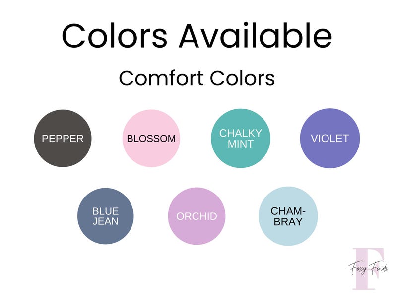 Op de afbeelding: Afbeelding met een kleurenpalet met de tekst "Colors Available" en "Comfort Colors". Het palet bevat cirkelvormige kleurstalen in tinten als peper, blossom, krijtmunt, violet, blue jean, orchidee en chambray. Het Foxy Finds-logo staat rechtsonder.
