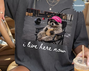 Camiseta personalizada "Eu moro aqui agora" com estampa de guaxinim para academia, capa personalizada e divertida para bomba de treino com estampa de guaxinim.