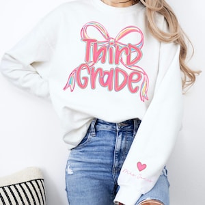Dritte Klasse Lehrer Sweatshirt, personalisierte Name 3.Grad rosa Schleife mit Ärmel, kokette Grundschulanfang, Lehrerteam