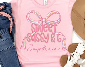 Camiseta Sweet Sassy e 6º aniversário, camiseta personalizada com nome e laço Coquette para 6º aniversário, presente para criança de 6 anos, camiseta para festa de 6º aniversário
