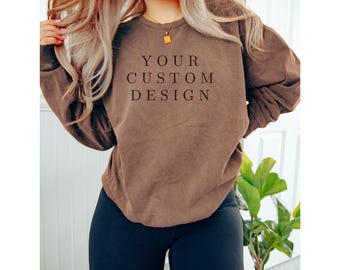 Könnte beinhalten: Ein braunes Sweatshirt mit dem Aufdruck "YOUR CUSTOM DESIGN" auf der Vorderseite.