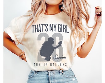 Camiseta personalizada "Essa é a minha garota" para mãe ou pai de jogadora de softball, presente com nome personalizado para mãe, pai, avó, vovó, vovô, Comfort Colors