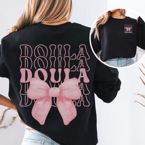 Gepersonaliseerde Doula Coquette Bow-sweatshirt, aangepast cadeau voor Doula, verloskundige hoodie, Doula-certificering afstuderen, moeder babyverpleegkundige
