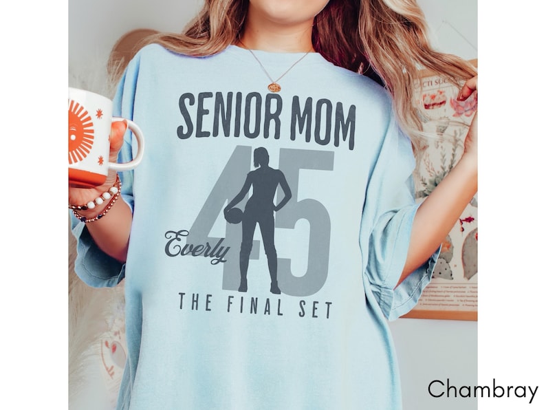 Camiseta personalizada para mamás de jugadoras de voleibol de último año, El set final, Camiseta de mamá de voleibol, Regalo personalizado para mamás de jugadoras de voleibol de último año 2026, Camiseta para el día del partido Chambray