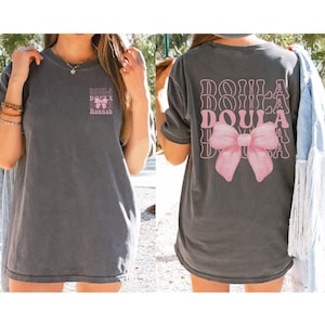 Camisa con lazo de coqueta de doula personalizada, regalo personalizado para doula, camisetas de partera, camiseta de graduación de certificación de doula, madre bebé enfermera