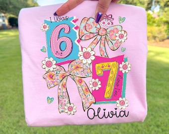 Camiseta de cumpleaños "Tenía 6, ahora tengo 7", Camiseta divertida con meme del séptimo cumpleaños, Camiseta con lazo coqueto de la tendencia Six Seven, Regalo de cumpleaños para niños de siete años