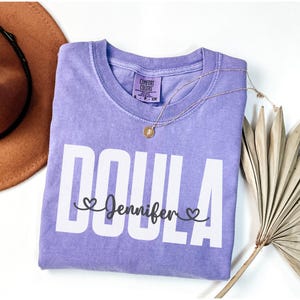 Gepersonaliseerde doula-shirt, aangepast cadeau voor doula, T-shirts verloskundige, afstudeer-T-shirt Doula-certificering, moeder babyverpleegster