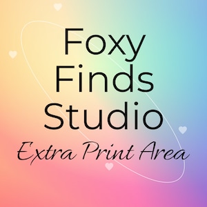 Könnte beinhalten: Grafik mit einem Farbverlaufshintergrund aus Gelb, Blau und Rosa. Der Text "Foxy Finds Studio" ist in Schwarz, darunter "Extra Print Area". Weiße Herzen und ein weißes Oval umrahmen den Text.