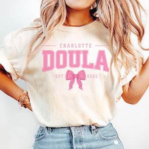 Gepersonaliseerde Doula Coquette-shirt met strik, aangepast cadeau voor Doula, T-shirts verloskundige, Doula-certificaat afstuderen T-shirt, moeder babyverpleegster