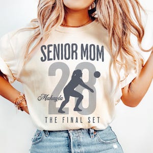 Camiseta personalizada para mamás de jugadoras de voleibol de último año, El set final, Camiseta de mamá de voleibol, Regalo personalizado para mamás de jugadoras de voleibol de último año 2026, Camiseta para el día del partido imagen 1