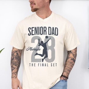 Camiseta personalizada para mamás de jugadoras de voleibol de último año, El set final, Camiseta de mamá de voleibol, Regalo personalizado para mamás de jugadoras de voleibol de último año 2026, Camiseta para el día del partido Ivory