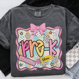 プレッピーなPre-Kシャツ、新学期シャツ、パーソナライズされたHello Pre-K Tシャツ、カスタムメイドの女子初日Tシャツ、幼稚園の先生