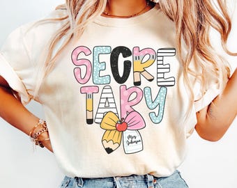 Camiseta personalizada de secretaria escolar, camiseta personalizada de oficina escolar, regalo de secretaria, camiseta para personal escolar, camisetas con lazo coqueto para personal de oficina