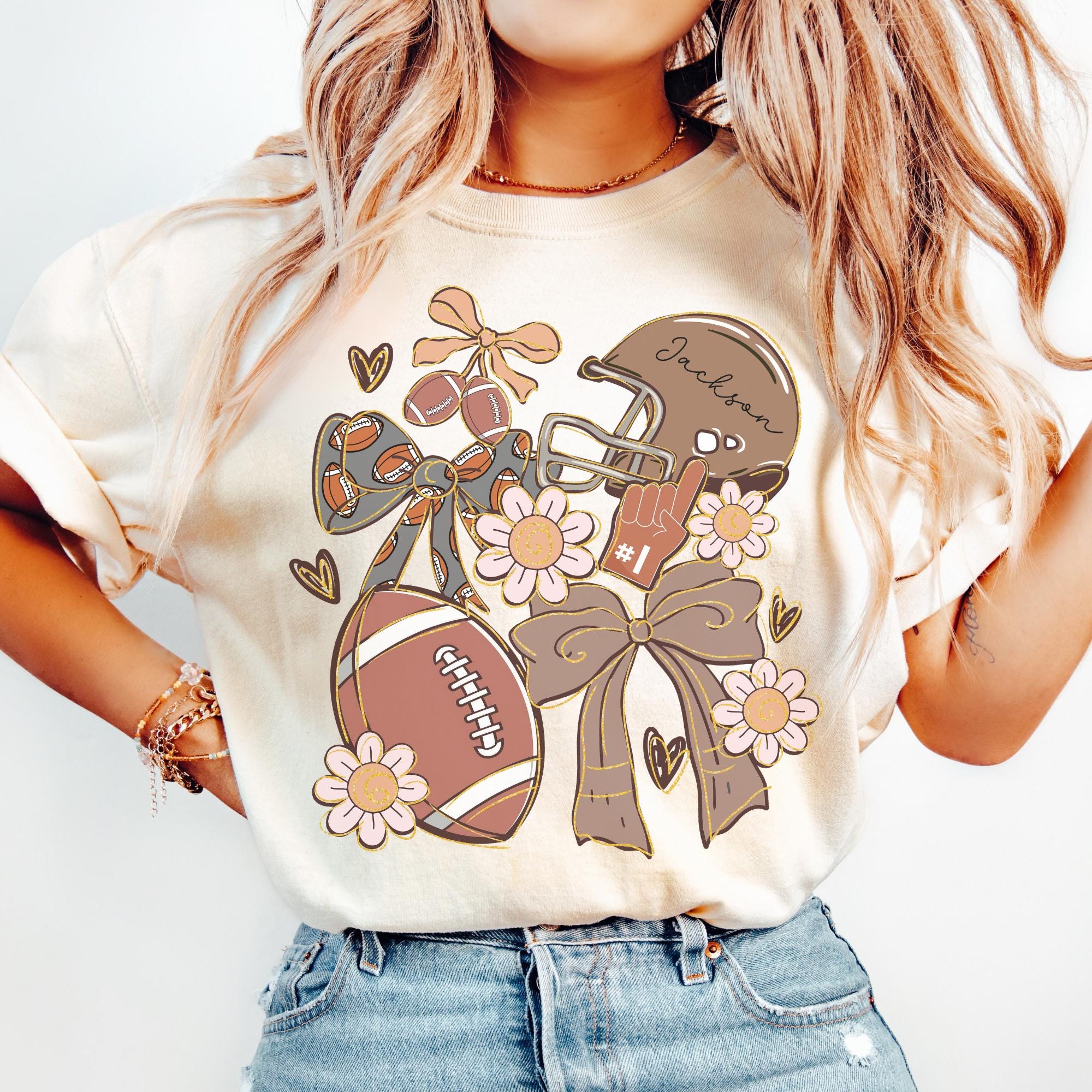 Benutzerdefinierte Fußball Mama Shirt, personalisiertes Namensgeschenk für Fußball Mutter Mimi Nanna Opa, Kokette Schleife Fußball T-Shirt