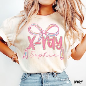 Shirt X-Ray Coquette Bow, shirts radiologie crew, X-Ray Tech Appreciation Gift, gepersonaliseerd Rad Tech T-shirt, afstuderen