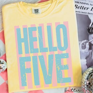 Camiseta de cumpleaños con rayas "Hello Five", camiseta para fiesta de cumpleaños de niña, regalo de cumpleaños para niña de 5 años, camiseta de cumpleaños moderna con rayas brillantes y divertidas para el verano.