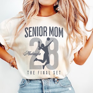 Senior Volleyball Mom Shirt, The Final Set, Personalized Volleyball Mom Tee, Custom 2026 Senior Volleyball Mom Gift, Game Day T-shirt Ivory