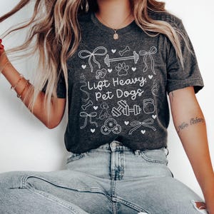 Maglietta per cani pesanti, copri pompa da donna, regalo per amanti dei cani, regalo per allenamento, maglietta fitness, fiocco alla moda con scarabocchi disegnati a mano