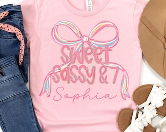 Chemise d'anniversaire douce et impertinente, noeud coquette nom personnalisé pour 7e anniversaire, cadeau pour un enfant de 7 ans, t-shirt de fête pour le septième anniversaire