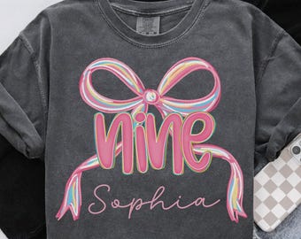 Camiseta personalizada para aniversário de nove anos, festa de aniversário com laço coquete personalizado para meninas, presente de aniversário de 9 anos, 9º aniversário, camiseta elegante para nono aniversário