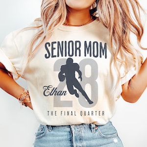 Senior Football Mom Shirt, The Final Quarter, Personalized Football Mom Tee, Custom 2027 Senior Football Mom Gift, Game Day T-shirt
