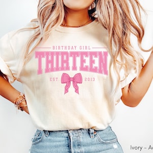Chemise rose pour treizième anniversaire avec noeud, t-shirt de fête d'anniversaire pour filles de style universitaire Coquette, cadeau d'anniversaire de 13 ans, année prévue, 13e anniversaire