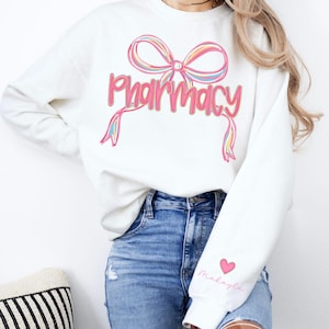 Sweater apotheek coquette boog, aangepaste PharmD mouw naam, gepersonaliseerde apotheker cadeau, apotheek tech, apotheker trui, apotheek cadeau